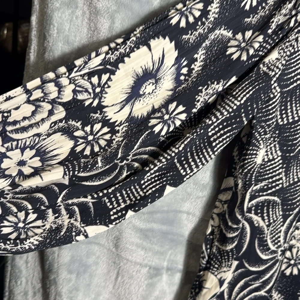 Anthropologie blouse women’s small Black blue White Puff‎ Sleeve Blouse v back